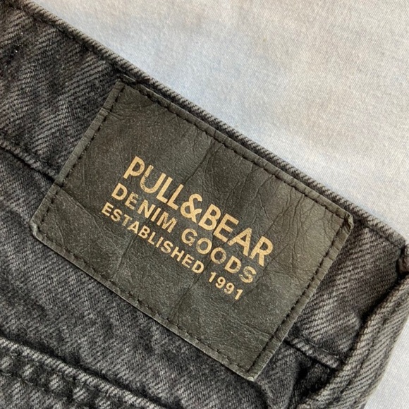 Pull and bear black ripped mom jeans :)! - Picture 3 of 3